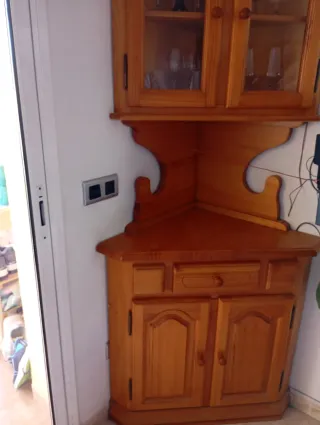 Rinconera de madera con vitrina