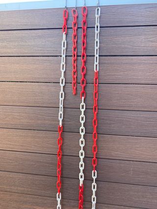 Cadenas de plástico rojas y blancas