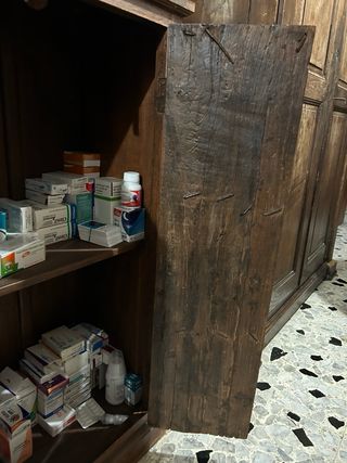 Mobile in legno scuro