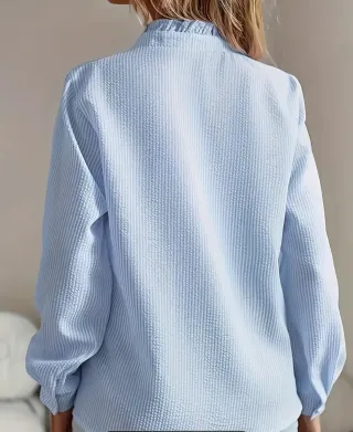Camisa azul celeste con rayas y volantes