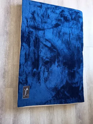 Cama para perro azul y beige