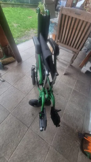 Sedia a rotelle pieghevole verde