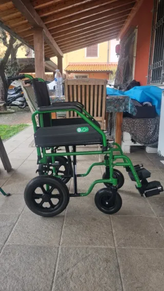 Sedia a rotelle pieghevole verde