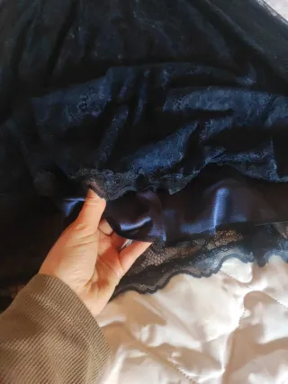 Vestido azul marino con puntilla