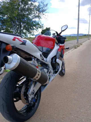 Yamaha R1 Roja y Blanca
