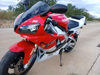 Yamaha R1 Roja y Blanca