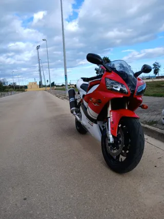 Yamaha R1 Roja y Blanca