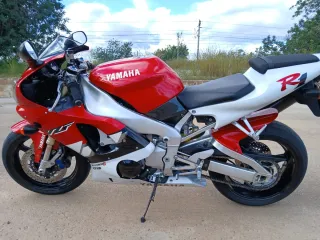 Yamaha R1 Roja y Blanca