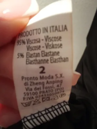 Camiseta negra con flor y pedrería