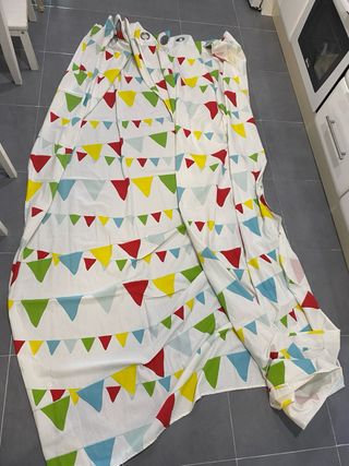 Cortinas infantiles con diseño de triángulos