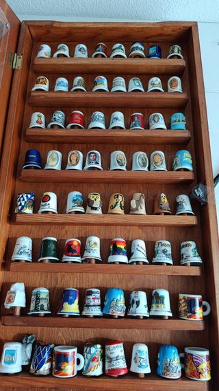 Vetrina in legno con collezione di ditali