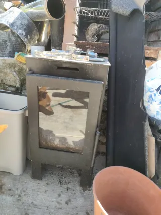 Estufa de leña negra con ventana