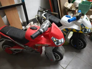 Moto de juguete roja