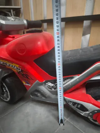 Moto de juguete roja