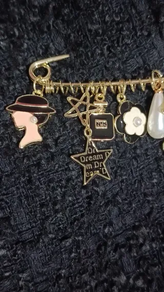 Broche estilo vintage con dijes