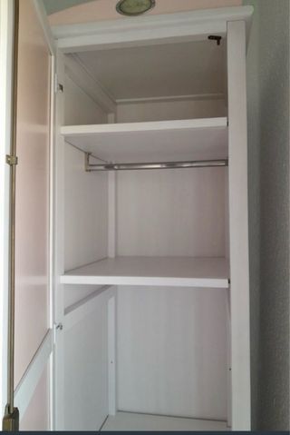 Armario de madera blanco y rosa