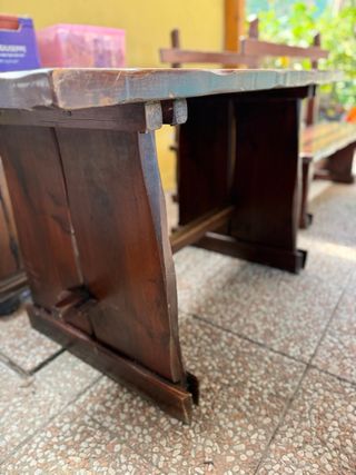 Tavolo con panche in legno massiccio