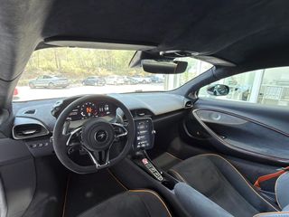 McLaren  Artura 2025
