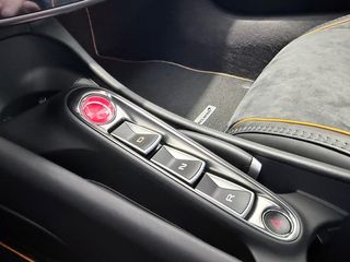 McLaren  Artura 2025