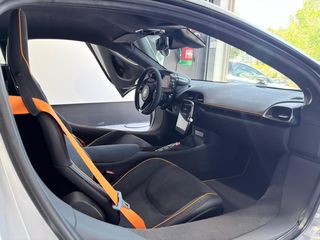 McLaren  Artura 2025