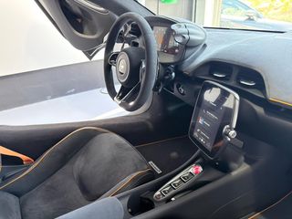 McLaren  Artura 2025