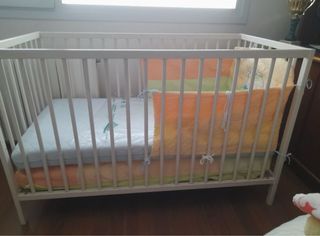Cuna de bebé con protector estampado
