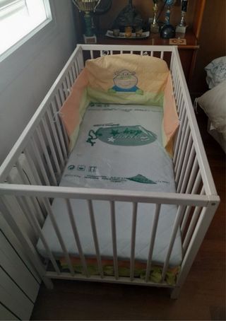 Cuna de bebé con protector estampado