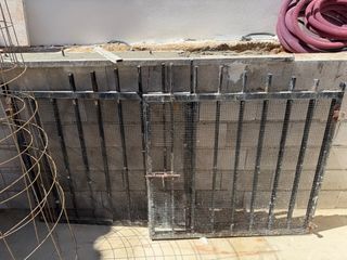 Puerta de metal con reja