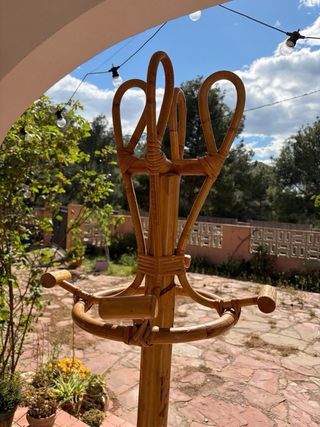 Perchero de bambú y mimbre