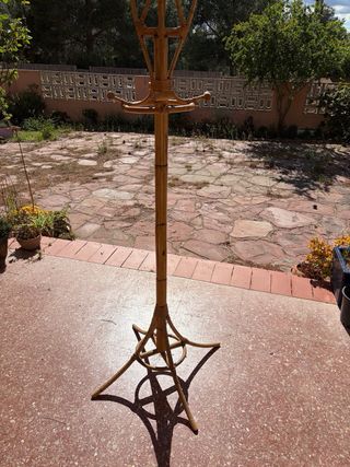 Perchero de bambú y mimbre