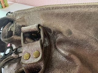 Bolso dorado con detalles metálicos