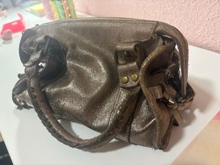 Bolso dorado con detalles metálicos