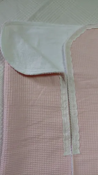 Arrullo bebé rosa con encaje