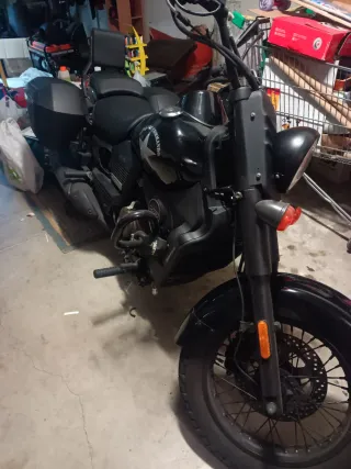 Moto Cruiser Negra con Alforjas UM