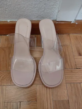 Tacones transparentes beige