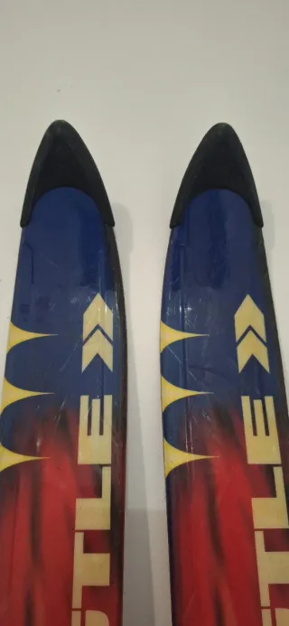 Conjunto de esquís KASTLE y bastones