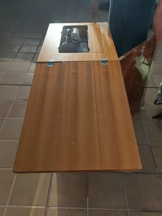 Máquina de coser antigua con motor