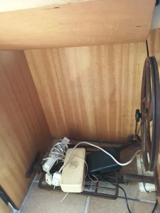 Máquina de coser antigua con motor