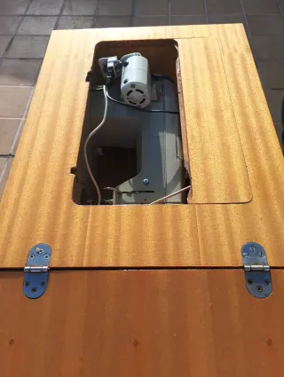 Máquina de coser antigua con motor