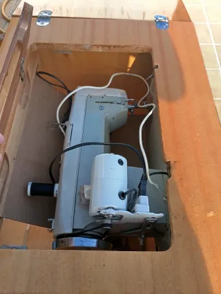Máquina de coser antigua con motor