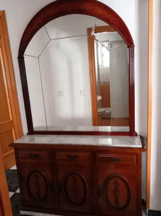 Recibidor madera con espejo y mármol