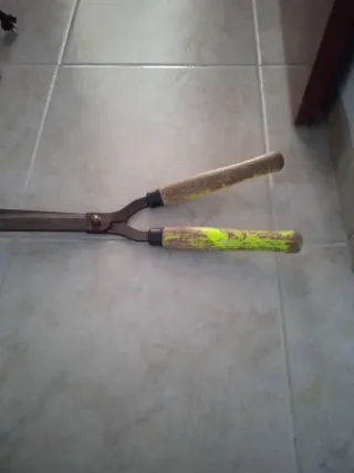 Tijeras de podar con mangos de madera