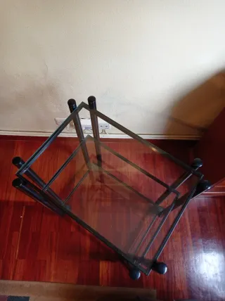 Mesa auxiliar cristal y metal negra