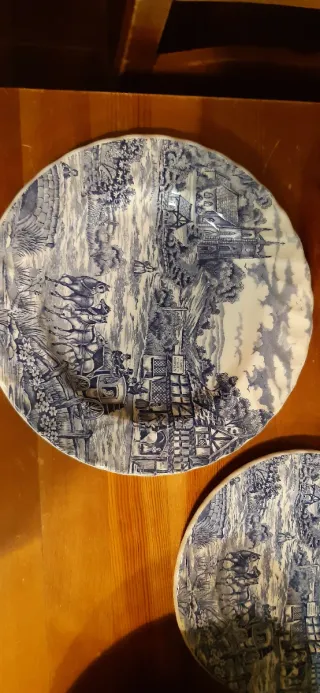 Vajilla de cerámica azul y blanca.
