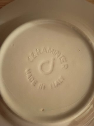 Vajilla de cerámica azul y blanca.