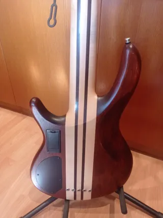 Bajo Eléctrico 5 Cuerdas Cort