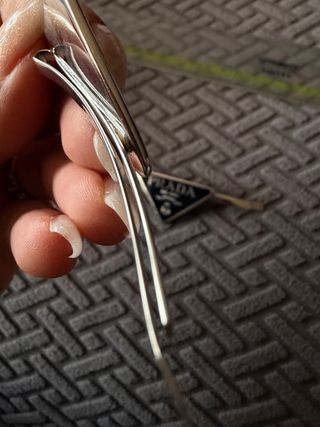 Fermagli Prada Rossi e Neri