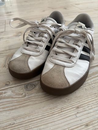 Zapatillas Adidas Blancas y Marrones