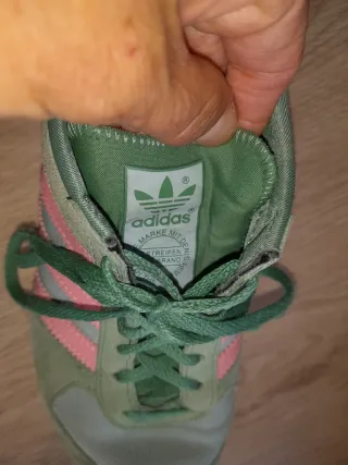 Zapatillas Adidas verdes y rosas