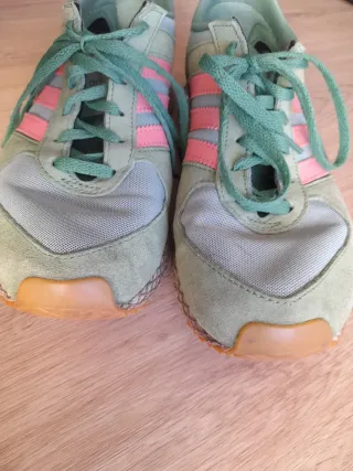 Zapatillas Adidas verdes y rosas